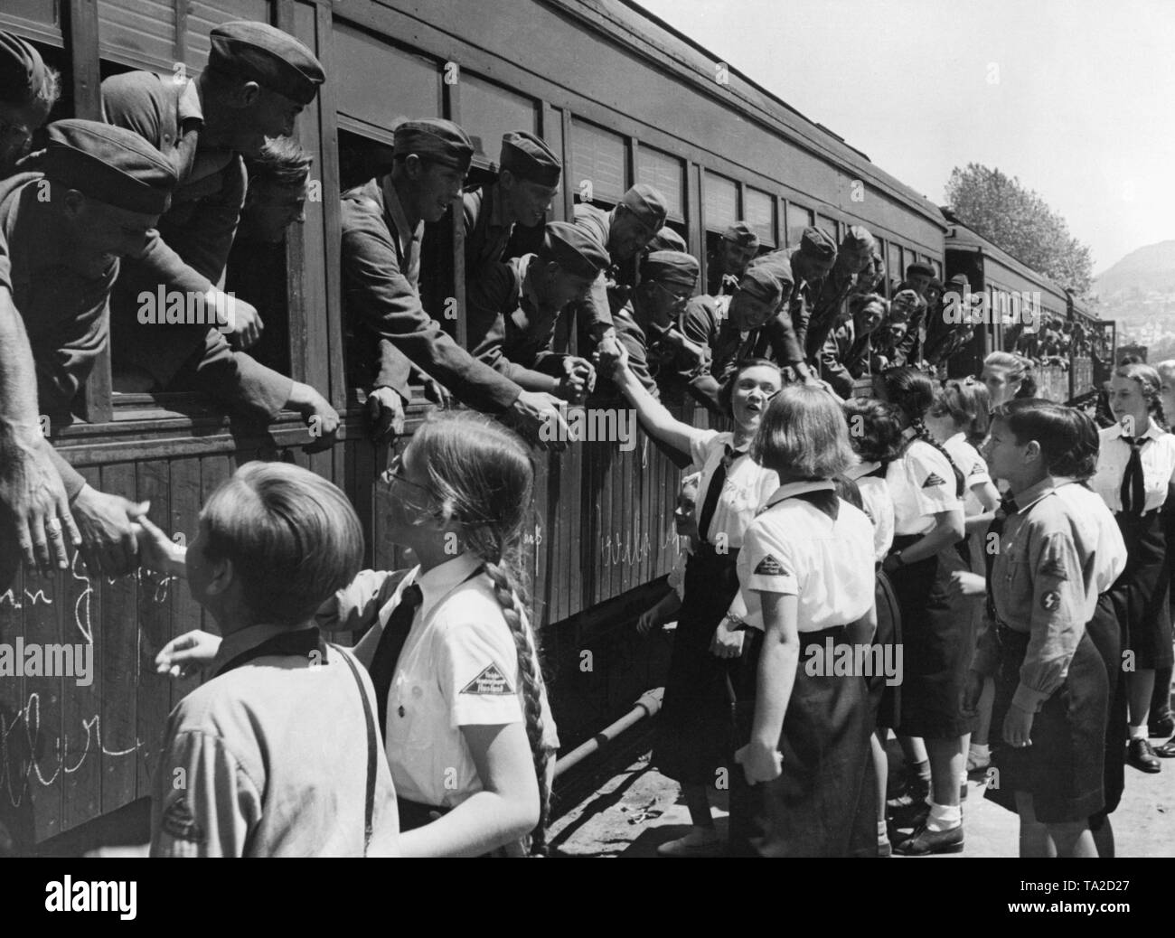 Foto von deutschen Soldaten der Legion Condor bei der Ankunft am Bahnhof in Vigo, Galicien, am 30. Mai 1939. Vor ihrer Abreise nach Deutschland, die Soldaten sind, von den Mädchen des BDM und die Mitglieder der Hitlerjugend in der deutschen Kolonie begrüßt. Stockfoto