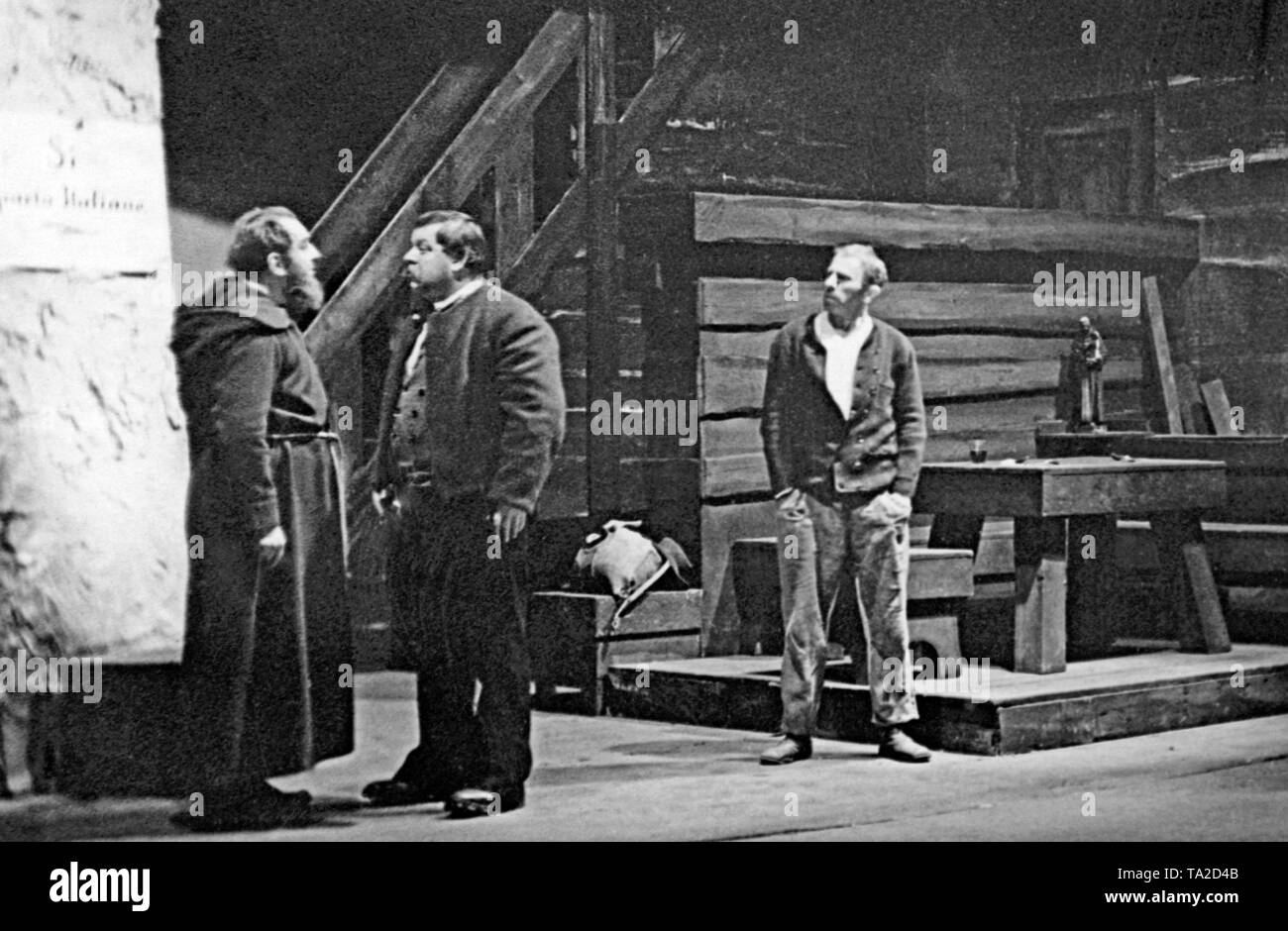 Szene aus dem Theaterstück "Flieg, roter Adler von Tirol" (Fliegen, Red Eagle von Tirol) von Fred Angermayer, das Lessingtheater in Berlin durchgeführt. Von links: Ernst Sattler als Kapuziner, Heinrich George als Lozenz Eggthaler und Albert Hoerrmann wie Toni Eggthaler. Das Objekt ist der Konflikt zwischen der deutschen und der italienischen Bevölkerung Südtirols. Die italienische Botschaft in Berlin kritisierte die Produktion als anti-Italienisch. Stockfoto