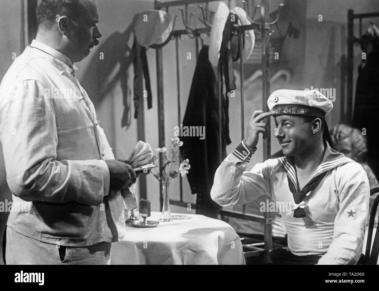 Heinz Ruehmann wie Heini Jaeger in der Komödie "Drei Bluejackets und eine Blonde", Regie: Carl Boese. Alle drei Jungen verlieben mit einem blonden Mädchen. Stockfoto