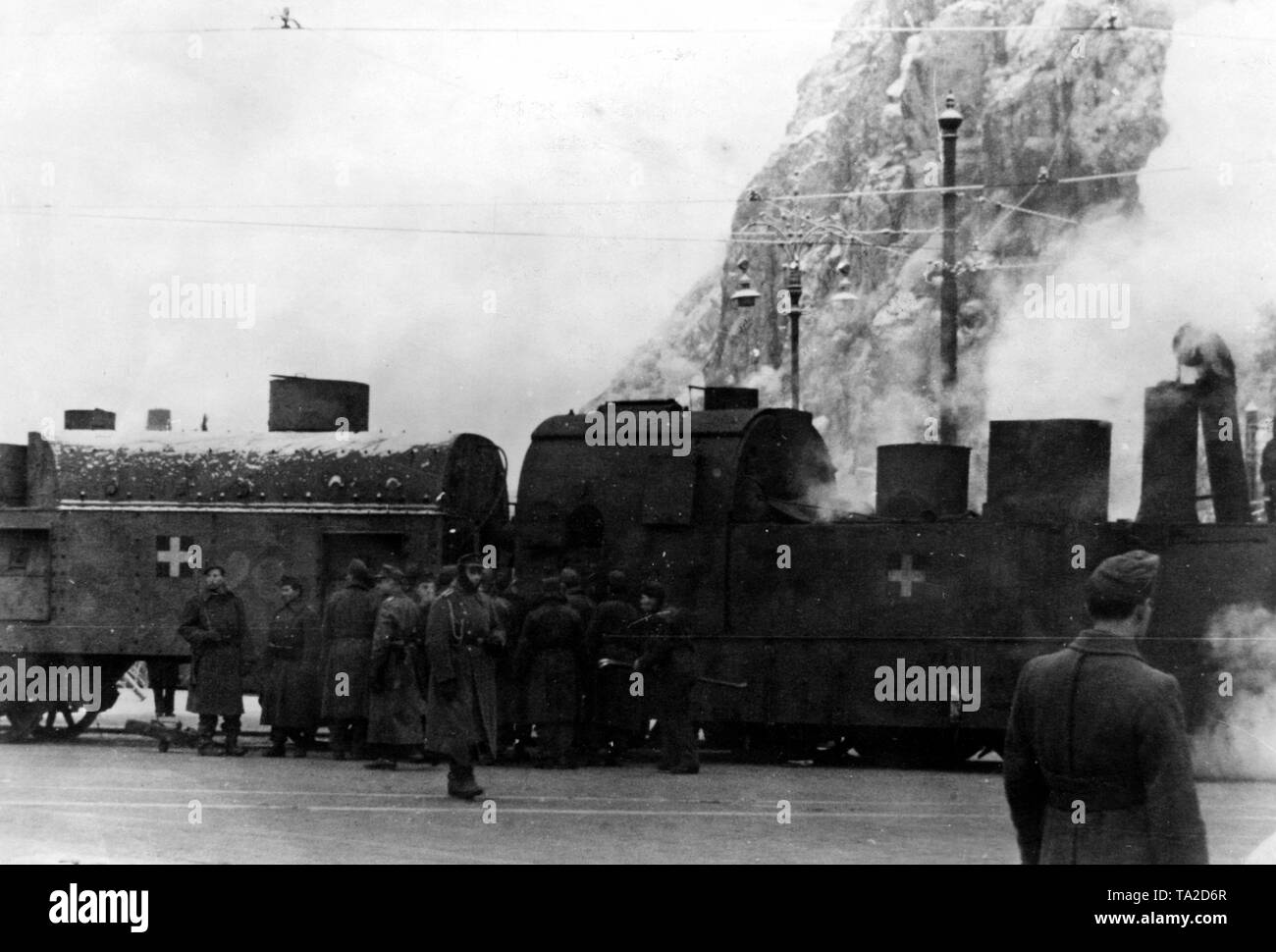 Eine Ungarische gepanzerten Zug fährt durch Budapest zu den wichtigsten Kampf Linie. Stockfoto
