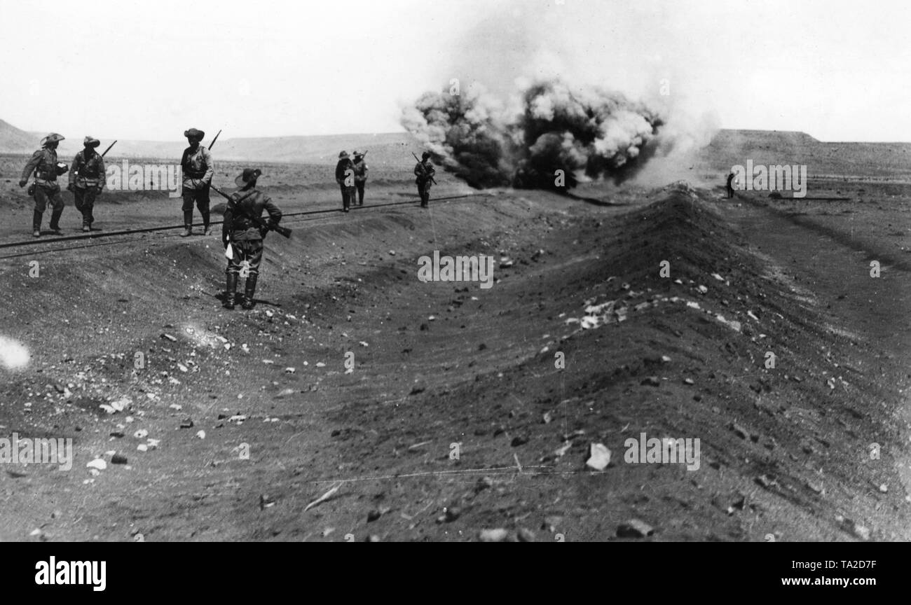 Deutsche Schutztruppen blow up die Bahnstrecke Windhoek-Keetmanshoop im Jahre 1914 auf dem Gebiet der ehemaligen deutschen Kolonie Deutsch-Südwest-Afrika. Stockfoto