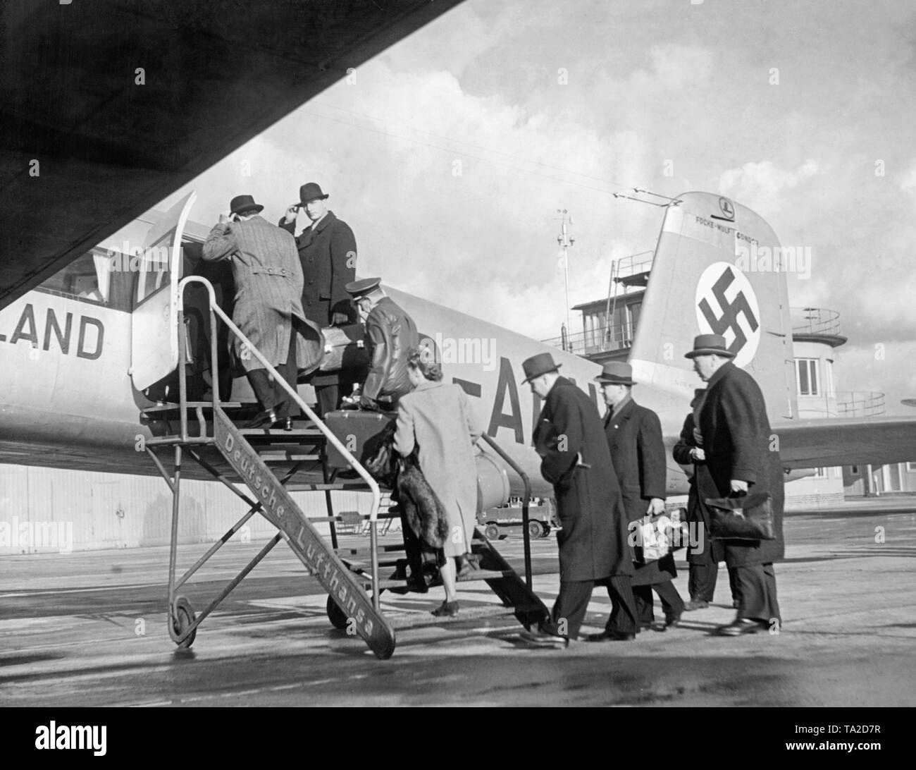 Passagiere der Lufthansa Focke-Wulf Fw 200 "Condor" Flugzeug am Flughafen Berlin-Rangsdorf. Stockfoto