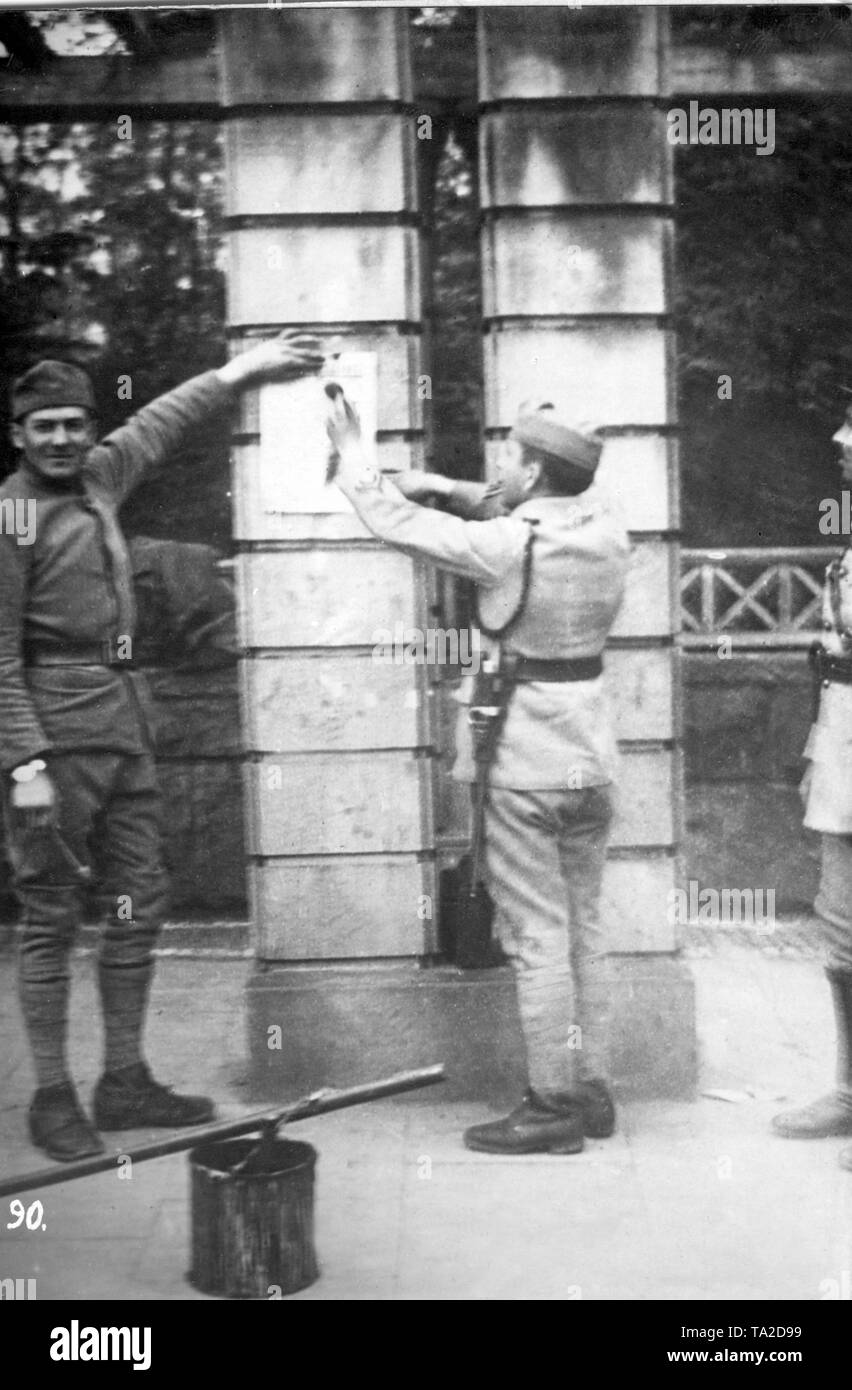 Aus Angst vor deutschen Spionage und Sabotage, diese französischen Soldaten zerstört Deutsch Hinweise und Flyer von ihnen malen in Schwarz. Stockfoto