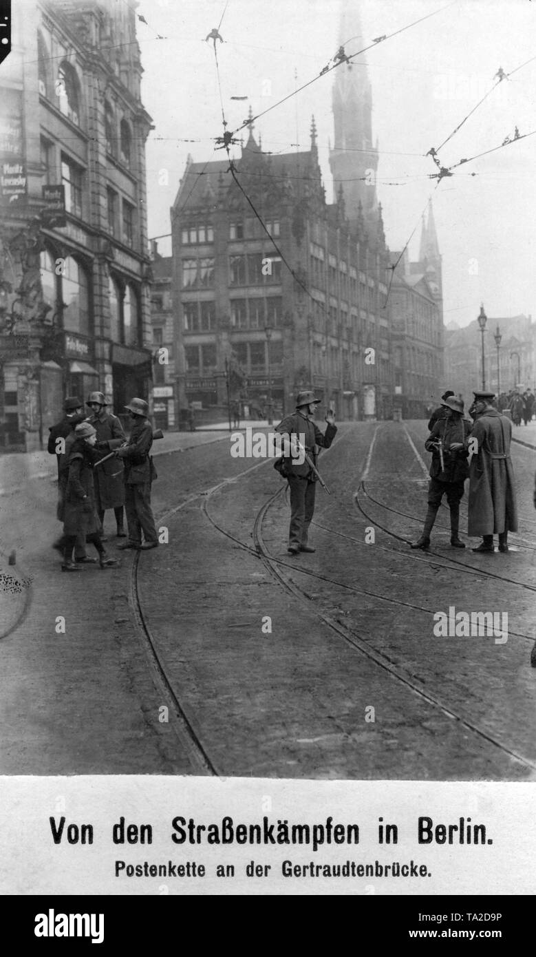 Im Zuge der Berliner Maerzkaempfe (März kämpft), Regierung - loyale Soldaten schließen die Gertraude Brücke. Stockfoto