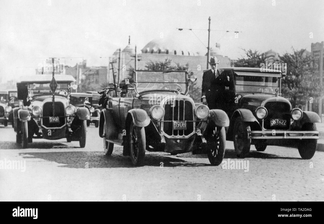 Ein ferngesteuertes Auto (Mitte) an der Commonwealth Avenue in Boston, MA. Der Erfinder Franz S. Houdina stellt seine Fernbedienung Technologie für ein breites Publikum. Stockfoto