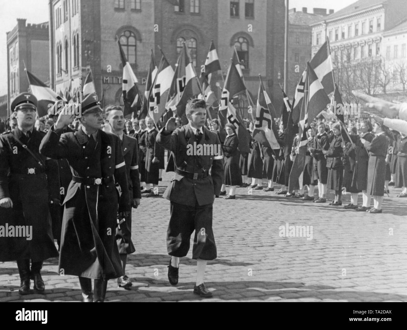 Der Hitler Jugend während einer Parade in Österreich während der Annexion des Landes an das Deutsche Reich. Stockfoto
