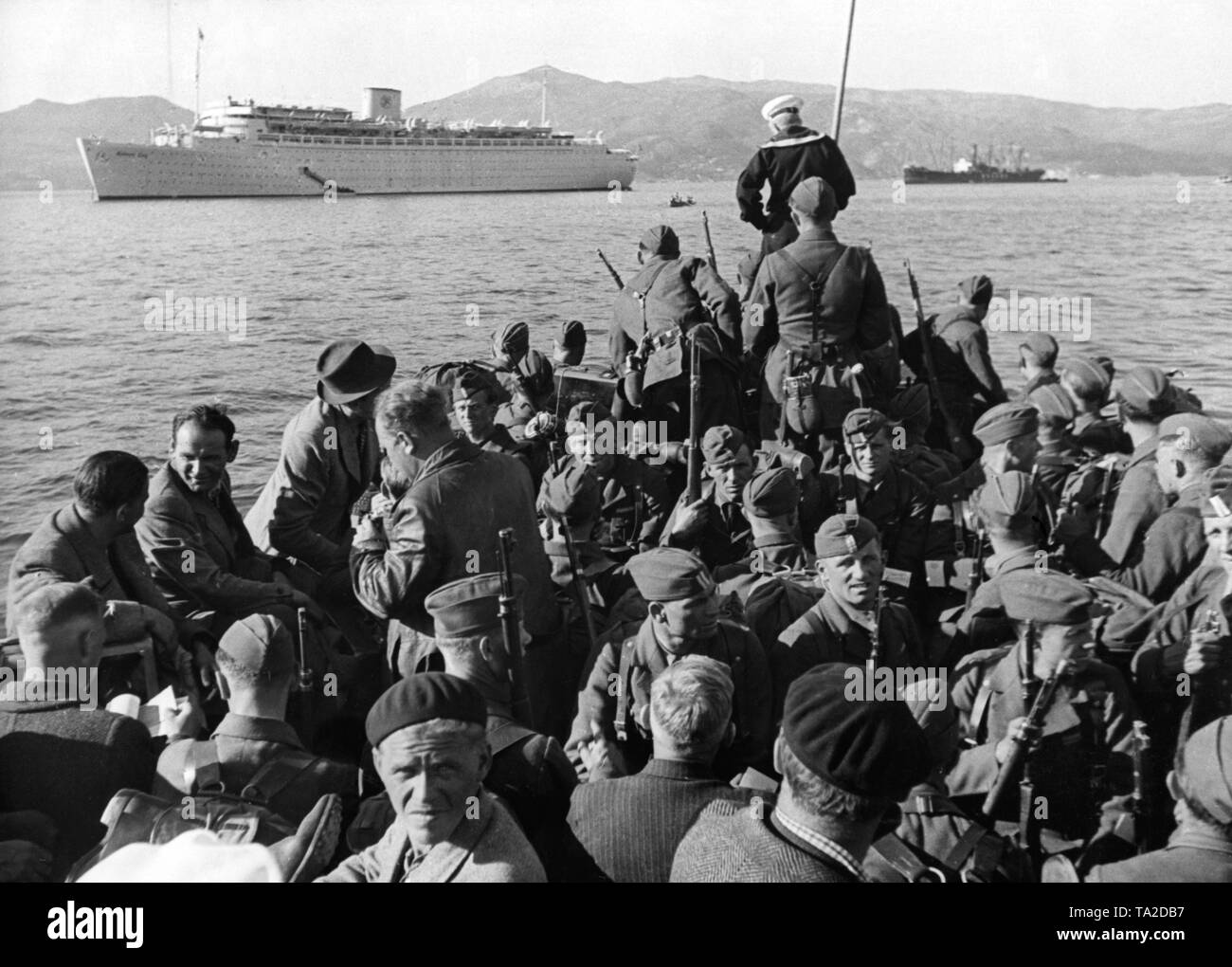 Foto von deutschen Soldaten (in Zivil oder in Uniform) der Legion Condor während der Rückfahrt in den Hafen von Vigo, Galicia am 30. Mai 1939. Im Hintergrund die 'Kraft durch Freude' ('Stärke durch Freude" (KdF) Dampfgarer Flotte), "Robert Ley", der eigentlich die militanten Home, der in Spanien gekämpft haben, zu bringen. Stockfoto