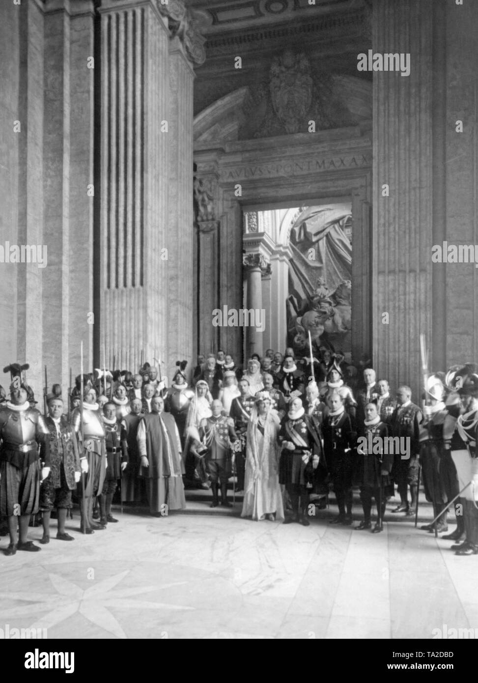 Der erste Besuch eines italienischen Königspaares im Vatikan nach dem Abschluss der Lateranverträge. In der Bildmitte der Italienischen Königin, zu Ihrer Linken der Italienischen König Viktor Emanuel III. Der Papst senior Treasurer angeboten die Königin seinen Arm. Stockfoto