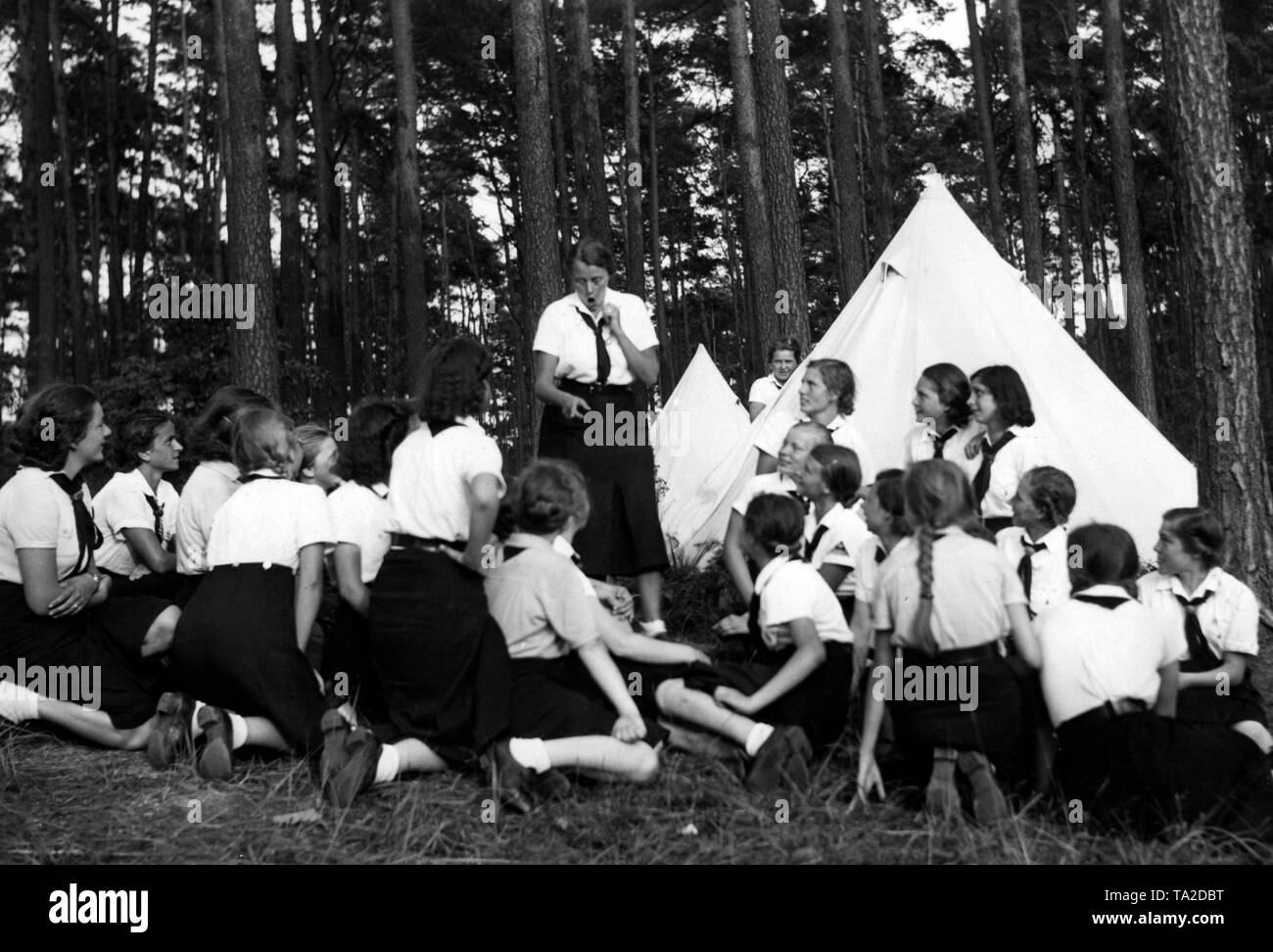 Ein BDM Leader ist eine Rede während einer Summer Camp des BDM an der Zeuschtsee in der Nähe von Drossen (Osno Lubuskie) in der kurmark Brankenburg. Stockfoto