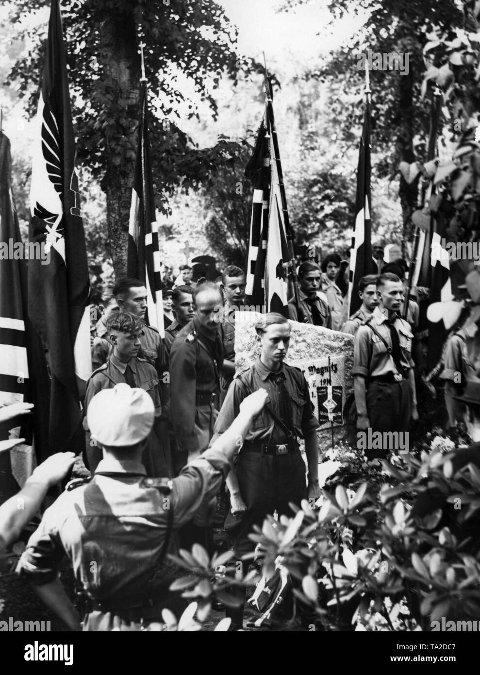 Leiter des Berliner Hitler Jugend, Erich Jahn (Mitte), weiht ein Grabstein in der luisenstadt Friedhof (Berlin) anlässlich des Geburtstags von hitlerjunge Walter Wagnitz, der am 1. Januar 1933 ermordet wurde, in der Utrechter Straße im Wedding (Berlin). Stockfoto