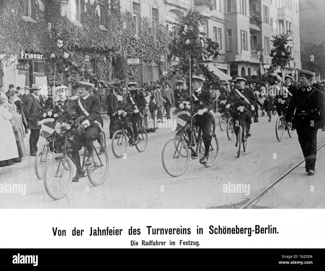Mitglieder der Turnverein auf Fahrrädern am Pageant der jährlichen Feier in Spandau, Berlin, am 3. Oktober 1911. Stockfoto