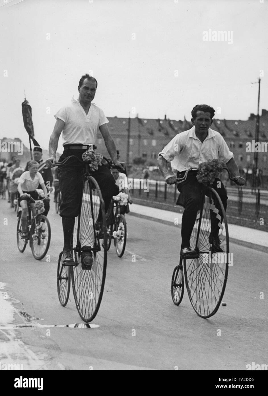 Geschmückt hohen Rädern fahren Sie durch die Straßen in Steglitz, Berlin als Teil der Heimatwoche im Jahr 1935. Stockfoto