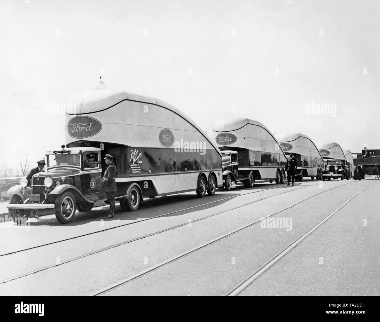 Eine Spalte von Lkw mit neuen Trailern für Auto Transport in Washington D.C. Stockfoto