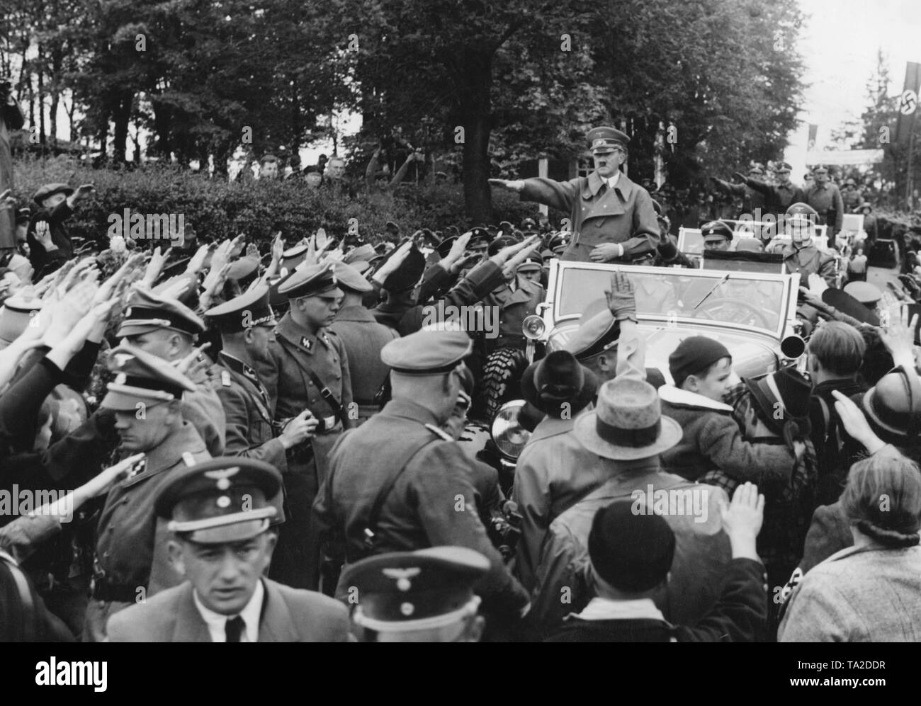 Adolf Hitler marschiert in der Stadt wie in den Besetzten Gebiete am 3. Oktober 1938. Hitlers Autokolonne wird von einer jubelnden Bevölkerung. Sie sind Gruß ihn mit den Hitlergruß. Stockfoto