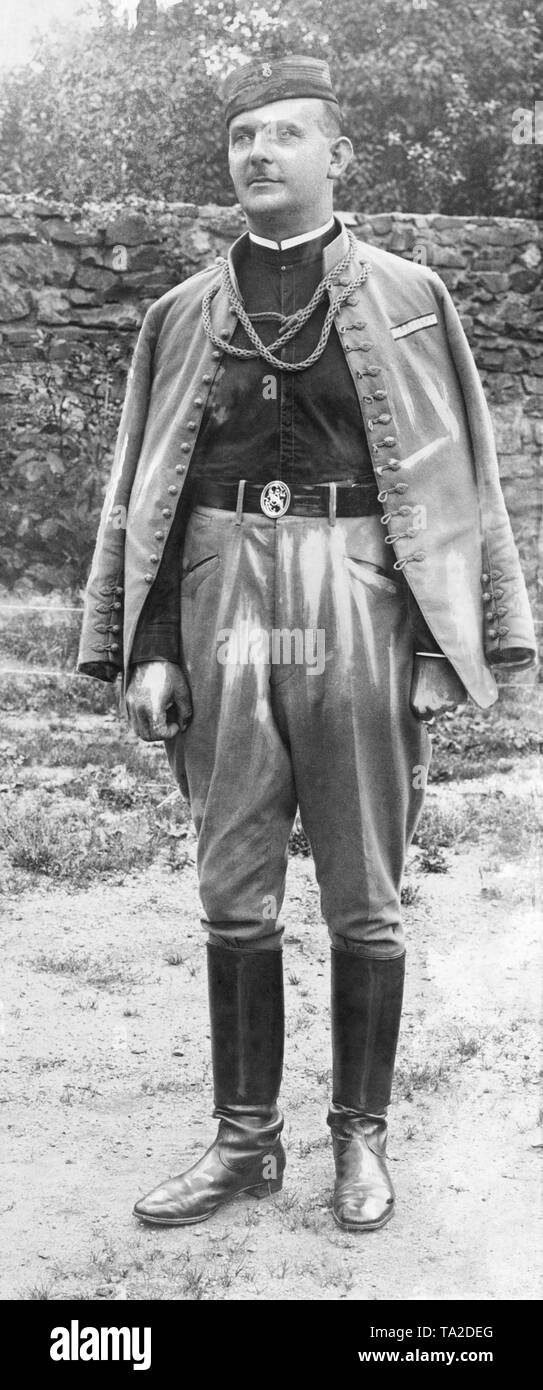 Eine tschechische Mann trägt der Sokol uniform. Der Sokol Bewegung war eine nationale und patriotische Gymnastik Organisation. Stockfoto