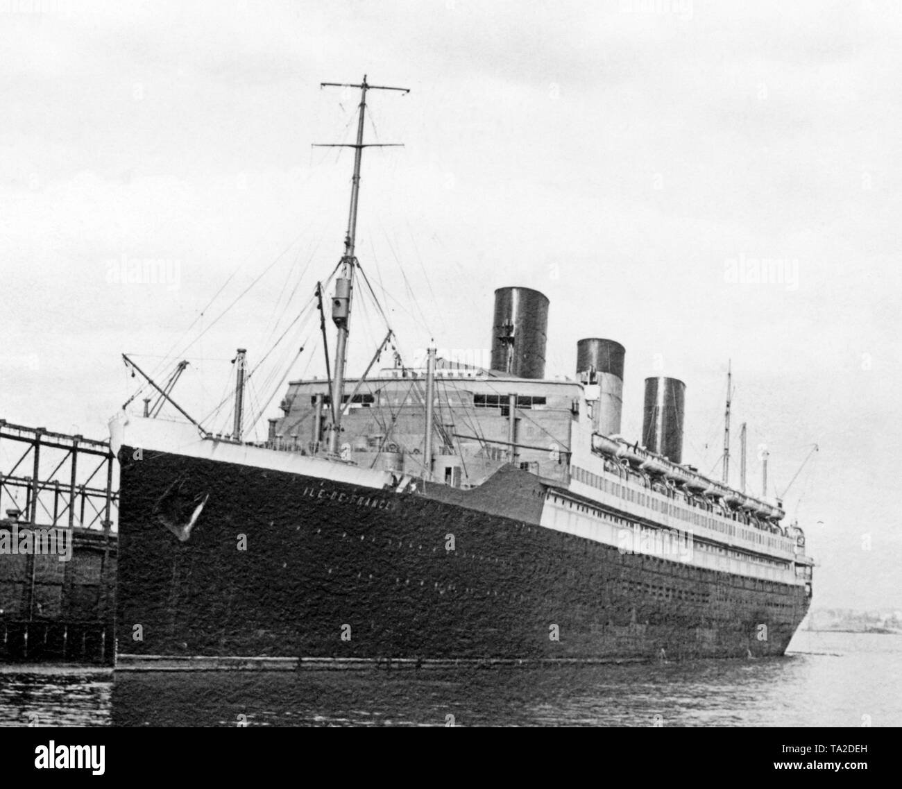 Die französischen Ozean Liner "Ile de France" am Pier in Staten Island günstig ist. Das Schiff hatte es nach Beginn des Zweiten Weltkriegs die Gefahr der deutschen U-Boot, um Angriffe zu vermeiden. Stockfoto