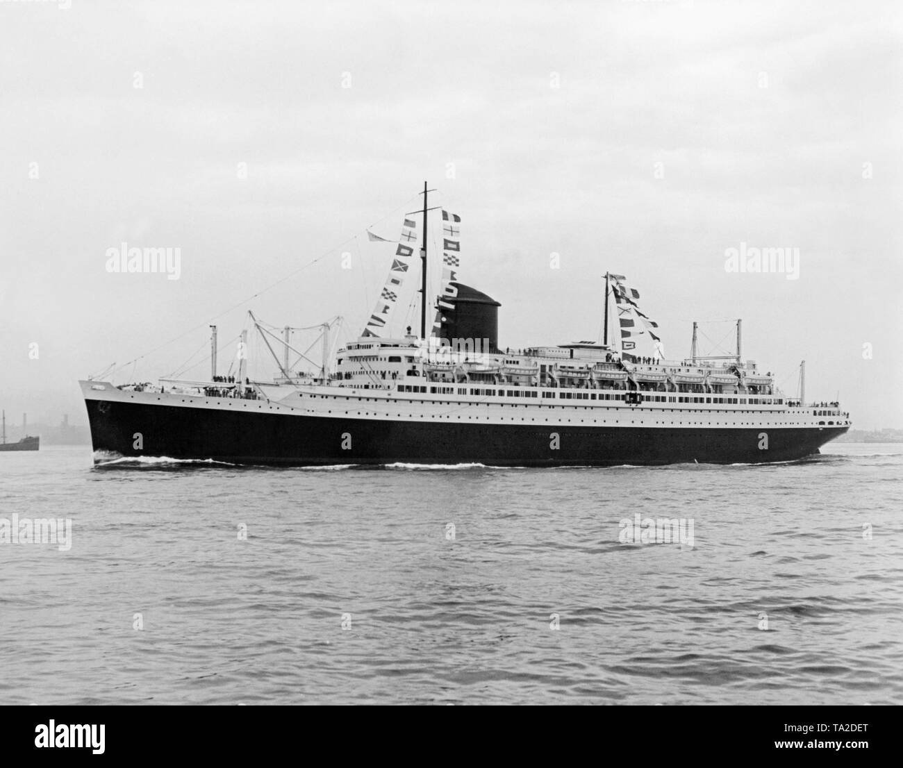 Die französische Ozeandampfer SS' Champlain" erreicht den Hafen von New York City nach der Jungfernfahrt. Stockfoto