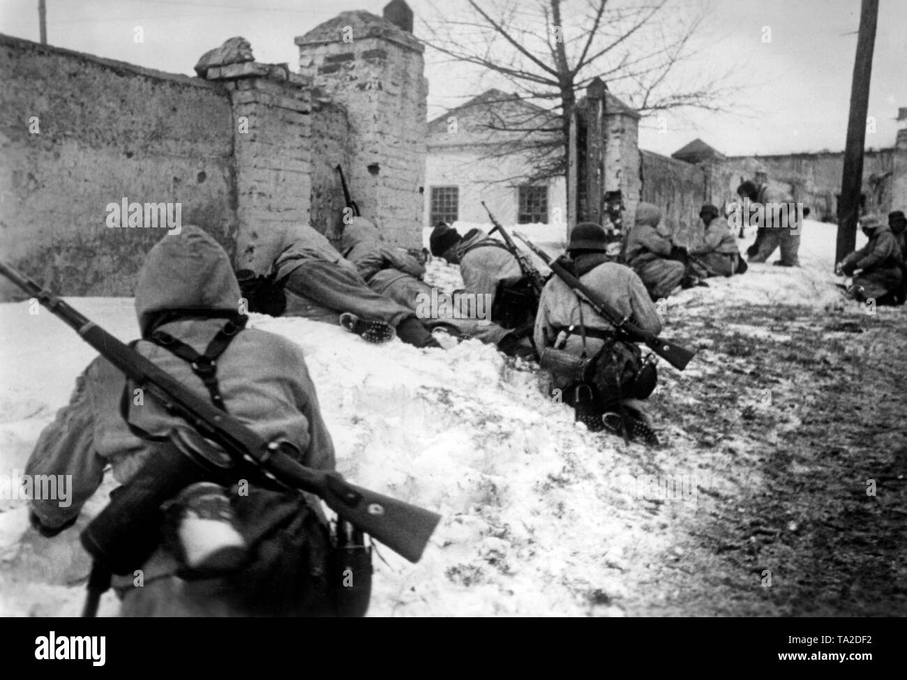 Bei einem Gegenangriff der Wehrmacht, deutsche Soldaten haben Mittags am Stadtrand von Dmitrijew-Lgowski, südwestlich von orjol. Neben dem Gewehre (Mauser 98), einige der Soldaten haben auch Gasmasken am Gürtel. Foto der Propaganda Firma (PK): kriegsberichterstatter Henisch. Stockfoto