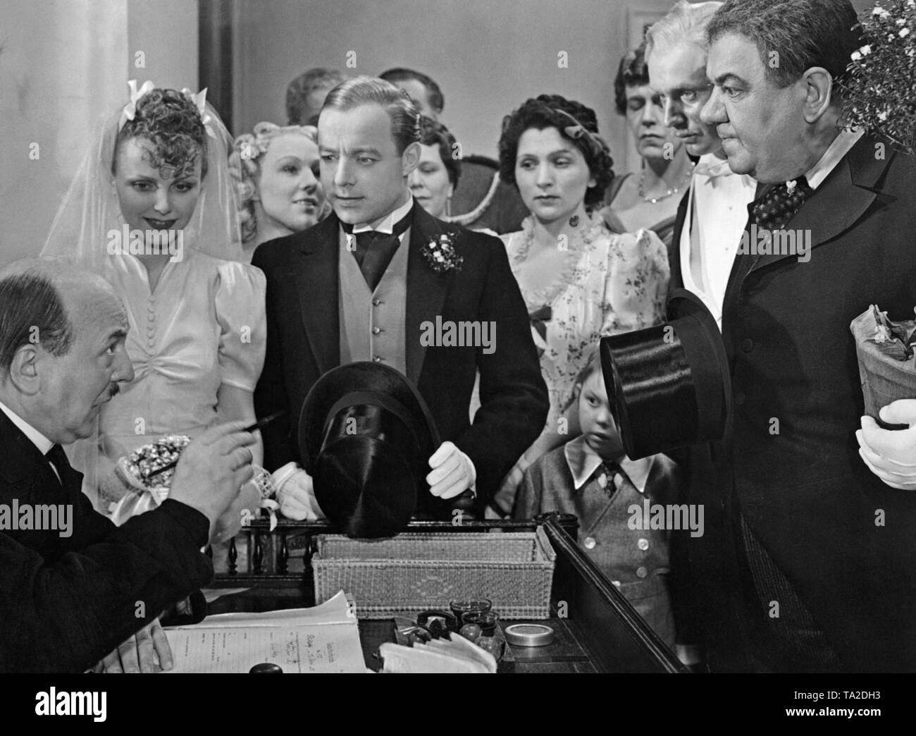 Heinz Ruehmann wie Theo Farina und Herti Kirchner als Helene Farina bei der Hochzeit in dem Spielfilm "Die Livorno hat' von Wolfgang Liebeneiner. Die Komödie basiert auf dem Theaterstück "Der italienische Strohhut' von Eugène Marin Labiche. Stockfoto