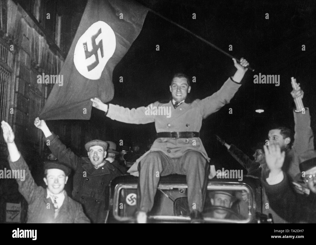 Österreicher reisen per Lkw nach Wien Adolf Hitlers Rallye zu sehen. Der NS-Diktator erklärt den "Anschluss" Österreichs an das Deutsche Reich. Stockfoto