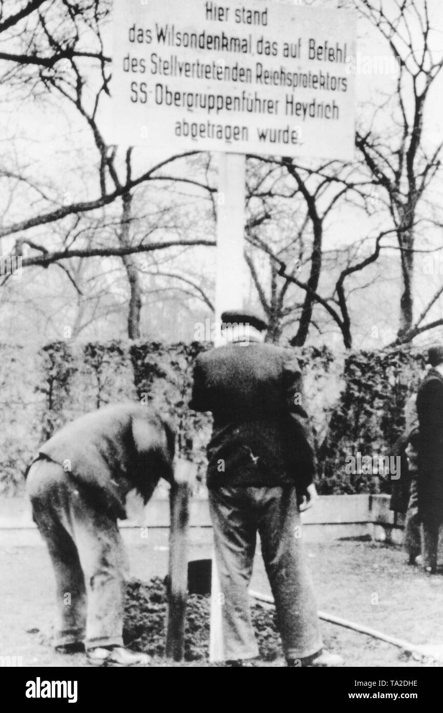 Der Woodrow Wilson Denkmal wurde im Auftrag von Reinhard Heydrich in Prag abgerissen. An Stelle der ehemaligen Monument, einer Plakette wurde eingerichtet, die liest (englische Übersetzung): "Hier die Wilson Denkmal, das abgerissen wurde auf Befehl des Stellvertretenden Reich Protector SS-Obergrupenfuehrer Heydrich." Seit März 1939, die Gebiete von Böhmen und Mähren unter deutscher Besatzung wurde stand. Stockfoto
