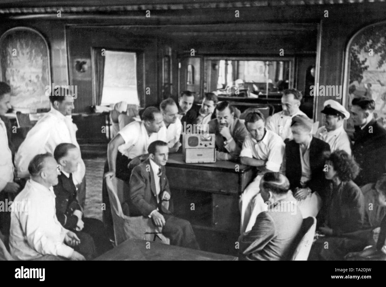 Besatzungsmitglieder der schnelle Dampfer "Bremen" folgen radio Nachrichten aus Deutschland. 1939 Die "Bremen" zurück aus New York City ohne Passagiere bestellt wurde kurz vor Beginn des Krieges. Stockfoto