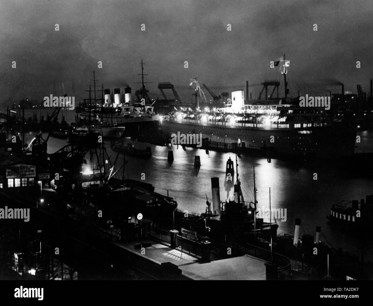 Abendlicher Blick von der KdF-Schiff "Wilhelm Gustloff" (links) und das Flaggschiff der Hamburg Süd "Cap Arcona" (Links) im Hamburger Hafen. Undatiertes Foto. Stockfoto
