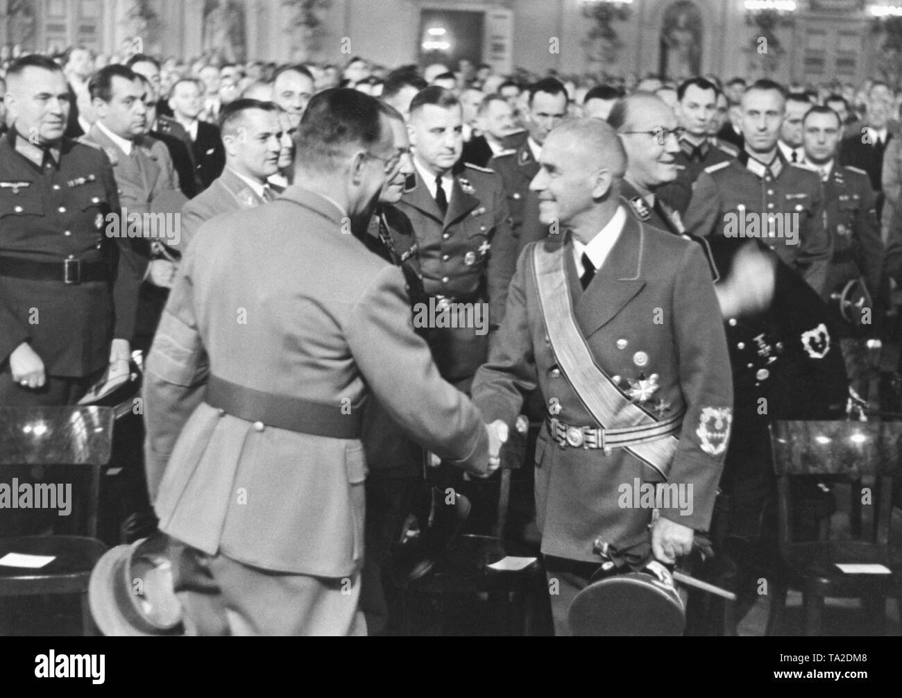 Wilhelm Frick ist an die Stelle des Reichs Protector von Böhmen und Mähren ernannt. Die Feierlichkeiten finden im Spanischen Saal der Prager Burg. Der Gauleiter von Sudetengau, Konrad Henlein, schüttelt Hände mit Frick. Nach dem Tod von Heydrich, Reinahrd Frick übernimmt das Amt des Reiches Protector. Stockfoto