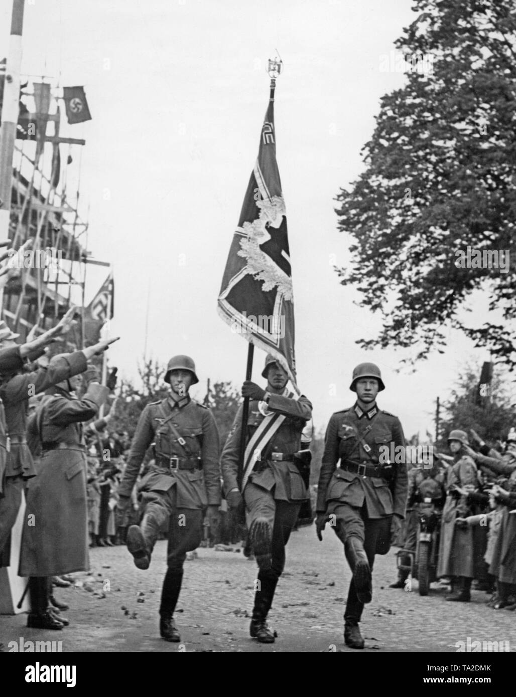 Offiziere und Fahnenträger der Wehrmacht am Grenzübergang zwischen Ebersbach und Jirikov (Georgswalde heute, Zone II) am 2. Oktober 1938. Stockfoto