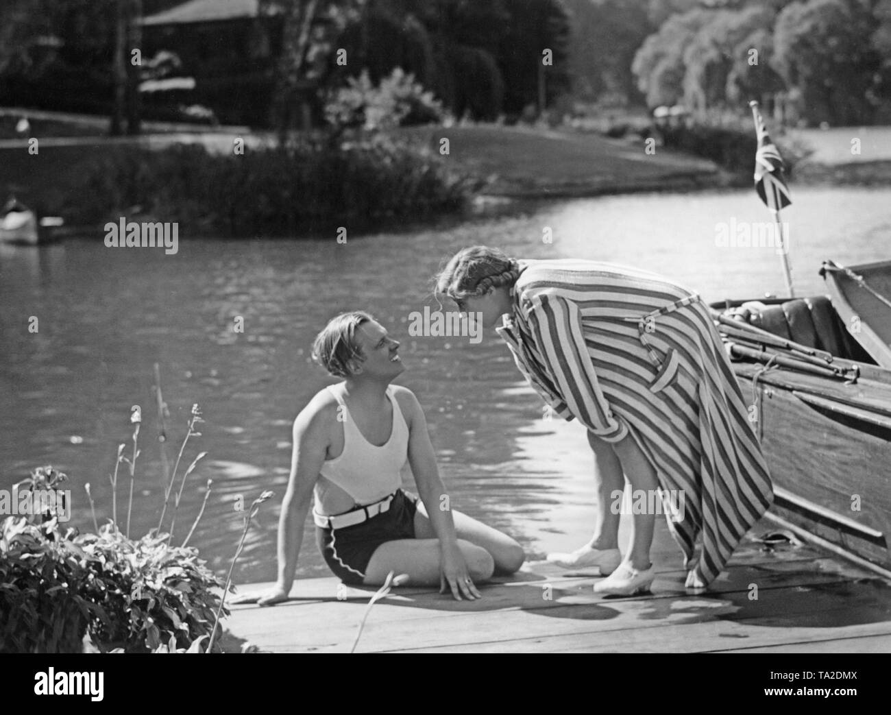 Die Schauspieler Marianne Hoppe und Albert Lieven in Badekleidung in dem Film "Eine Frau ohne Bedeutung". Stockfoto