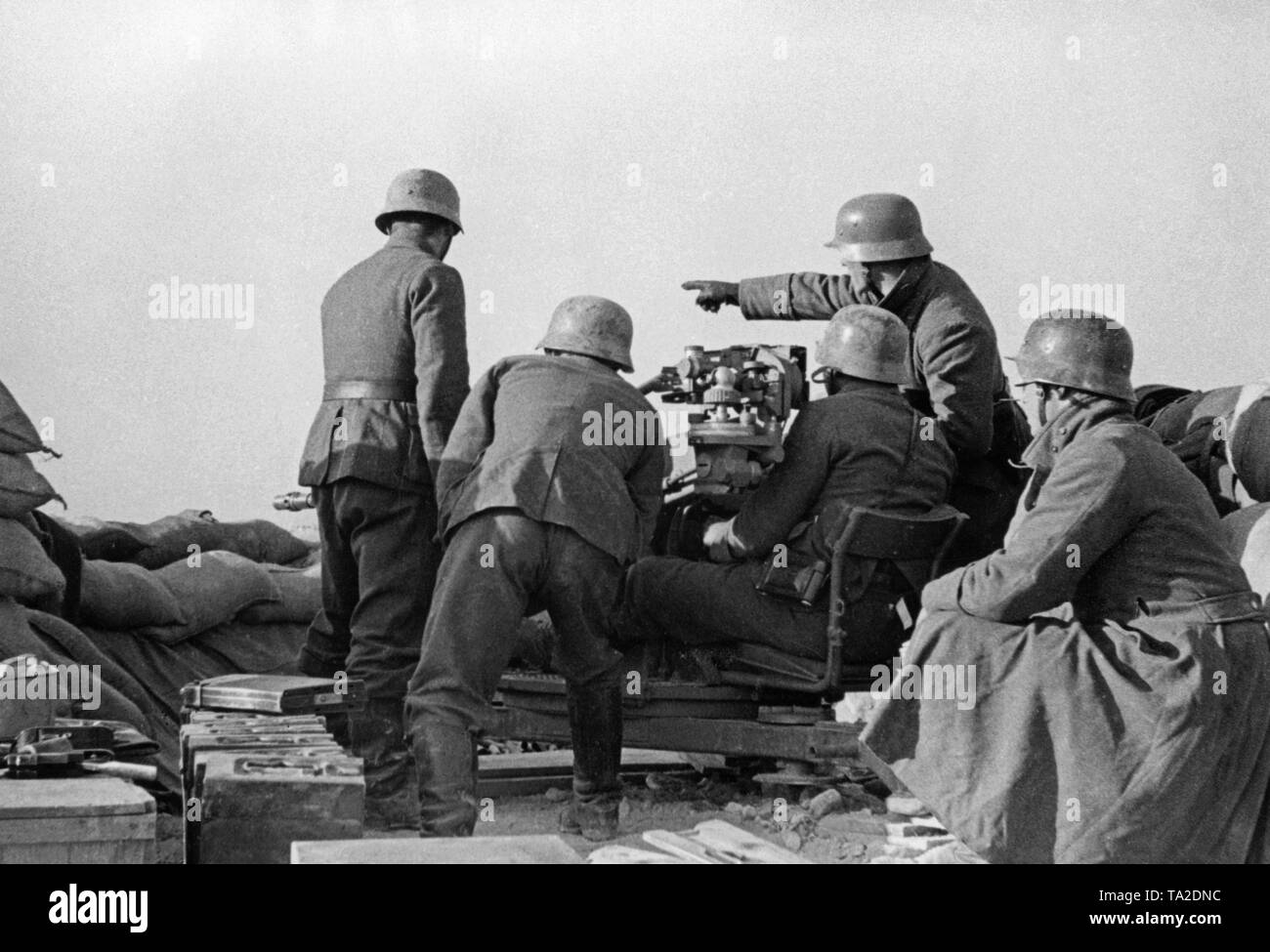 Undatiertes Foto von einer anti-Flugzeuge der Legion Condor während der Bereitstellung im Spanischen Bürgerkrieg. Fünf Männer nehmen Ziel am Boden Ziele mit einer 2-cm-FLAK 39 in einem sandsack Stellung. Links in der Front gibt es Kisten Munition. Die Soldaten tragen M 35 Stahlhelme. Stockfoto