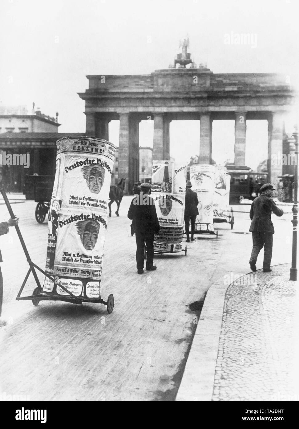 Vor dem Reichstag Wahlen im Juni 1920, bewegliche Werbung Spalten mit Wahlen Plakate der DVP (Deutsche Volkspartei) wurden auf das Brandenburger Tor. Auf den Plakaten gibt es ein Gesicht sowie der Aufruf: "Mut und hoffe, daß Sie sich, stimmen Sie für die Deutsche Volkspartei!" Stockfoto