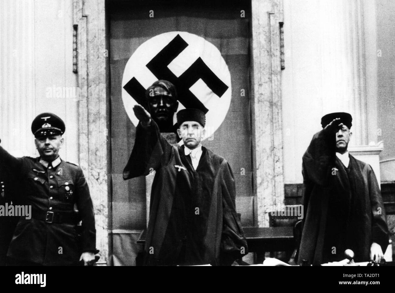 Beisitzer Hermann Reinecke (links, in Uniform) und Roland Freisler, Präsident der People's Court, in der Verkündigung der Satz in einem der Versuche von Juli 20th, 1944Th Stockfoto