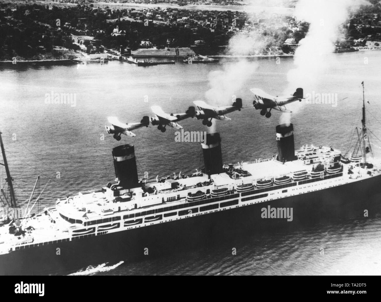 Vier amerikanische naval Flugzeuge fliegen über den Ozean Liner "Leviathan" bei ihrer Ankunft in New York City. Stockfoto