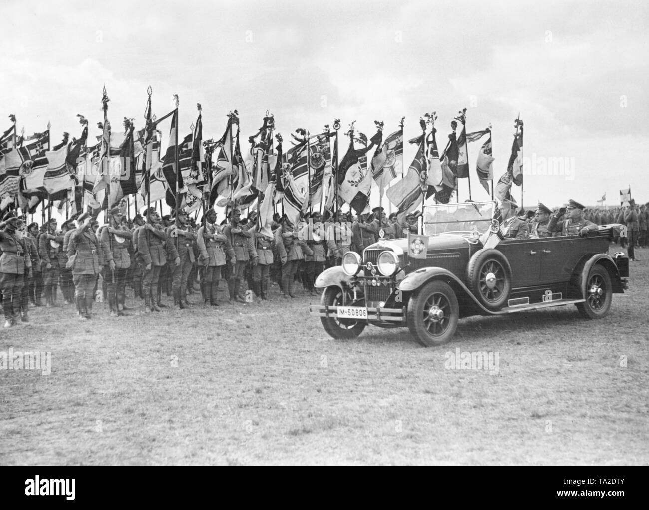 Die Führer der Stahlhelm, Franz Seldte und Theodor Duesterberg, im Auto, prüfen Sie die gesäumt, Mitglieder, diese begrüße Ihren Führer mit vielen Reichskriegsflaggen (Imperial war Flags). Stockfoto