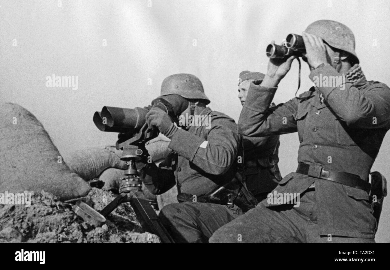 Undatiertes Foto einer post-Befehl an der Front im Spanischen Bürgerkrieg. Hinter einem sandsack Barriere, ein Corporal (auf der linken Seite stehend an einem Scheinwerferichtweiser 35) und ein anderer Soldat (mit Fernglas) sind gerade die Schlacht. Stockfoto