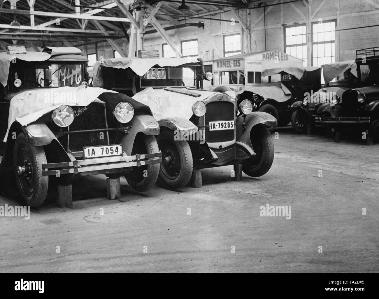Im Krisenjahr 1932 nur in Berlin über 25.000 Autos wurden aus dem Verkehr gezogen und verlassen. Das Bild zeigt die Autowracks in den Hallen der Joannisthal Ambiwerke in Berlin. Stockfoto