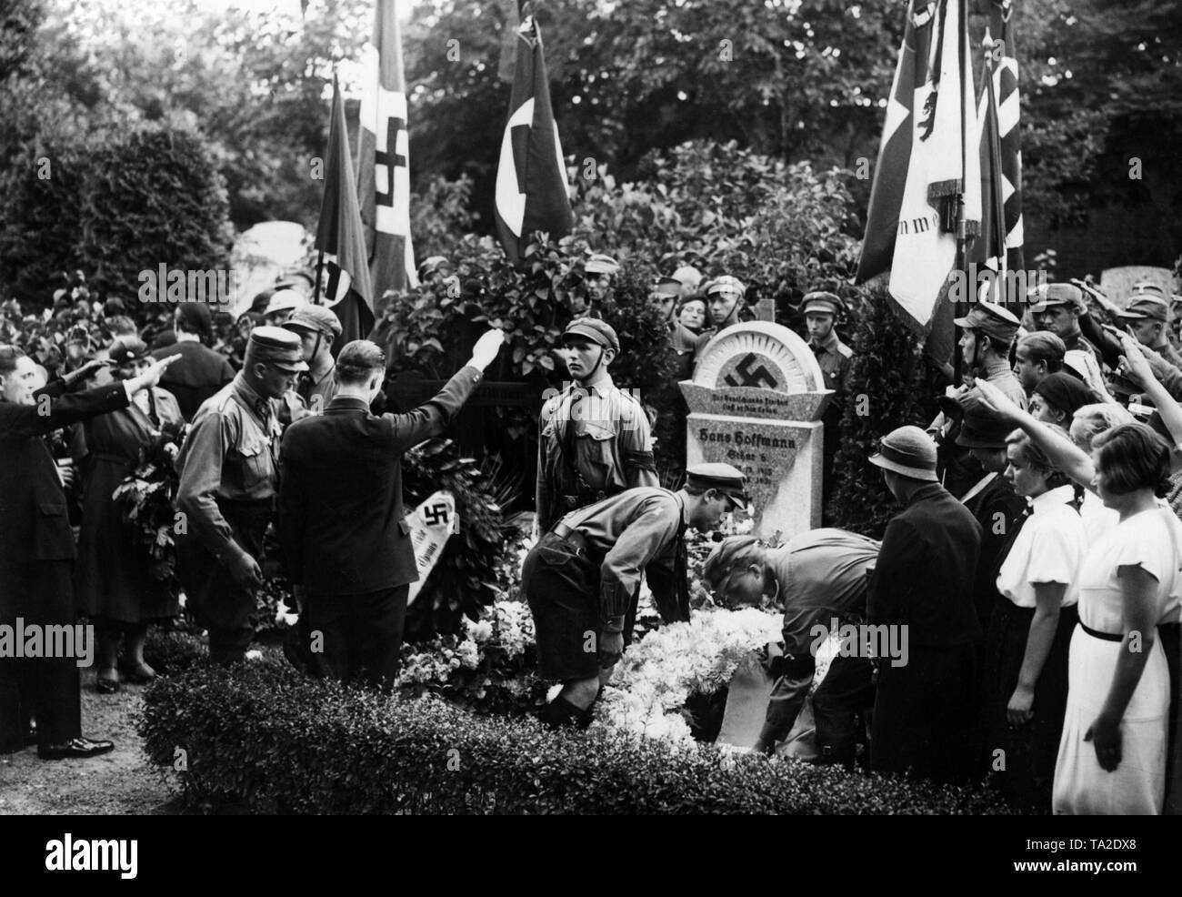 Im Alter Garnisonfriedhof Hasenheide am Columbiadamm in Berlin-neukölln, ein Gedenkstein wurde der Hitlerjunge, Hans Hoffmann, der am Lausitzer Platz in Kreuzberg am 17. August getötet wurde, geweiht. Stockfoto