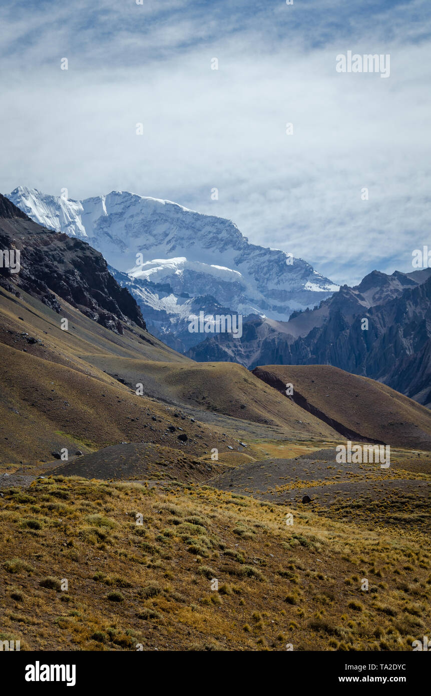 Aconcagua peak vertikale Ansicht aus dem Tal in Mendoza, Argentinien. Stockfoto