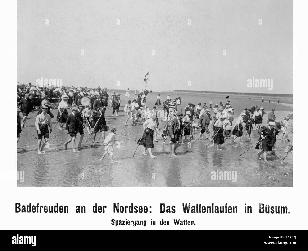Die Leute rennen in Buesum im Kreis Dithmarschen an der Nordsee, im Hintergrund eine Band. Stockfoto