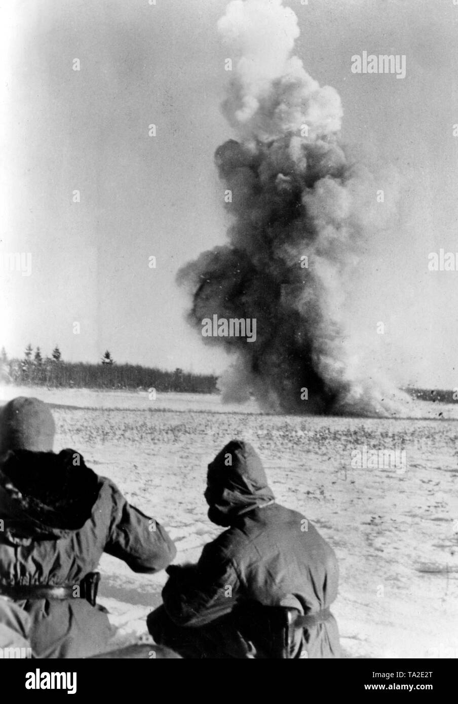 Zwei deutsche Soldaten von einem Pfosten watch die Explosion einer Sowjetische Granate. Foto der Propaganda Firma (PK): kriegsberichterstatter Tufts. Stockfoto