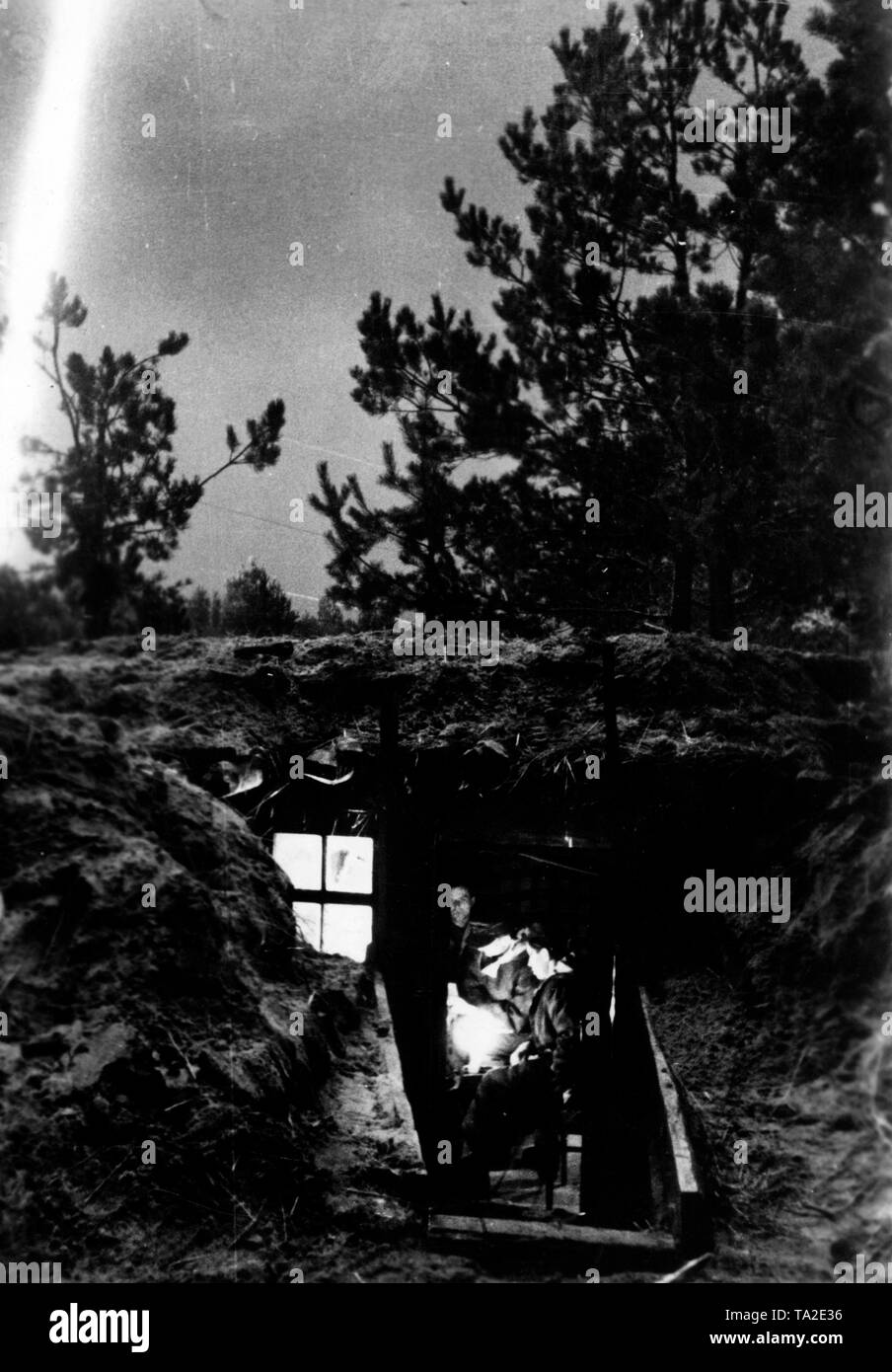 Deutsche Soldaten in ihrem Tierheim auf einen Posten in der Prinsk Sümpfe. Auf dem Foto ist ein Flare als helle Streifen. Foto der Propaganda Firma (PK): kriegsberichterstatter Etzold. Stockfoto