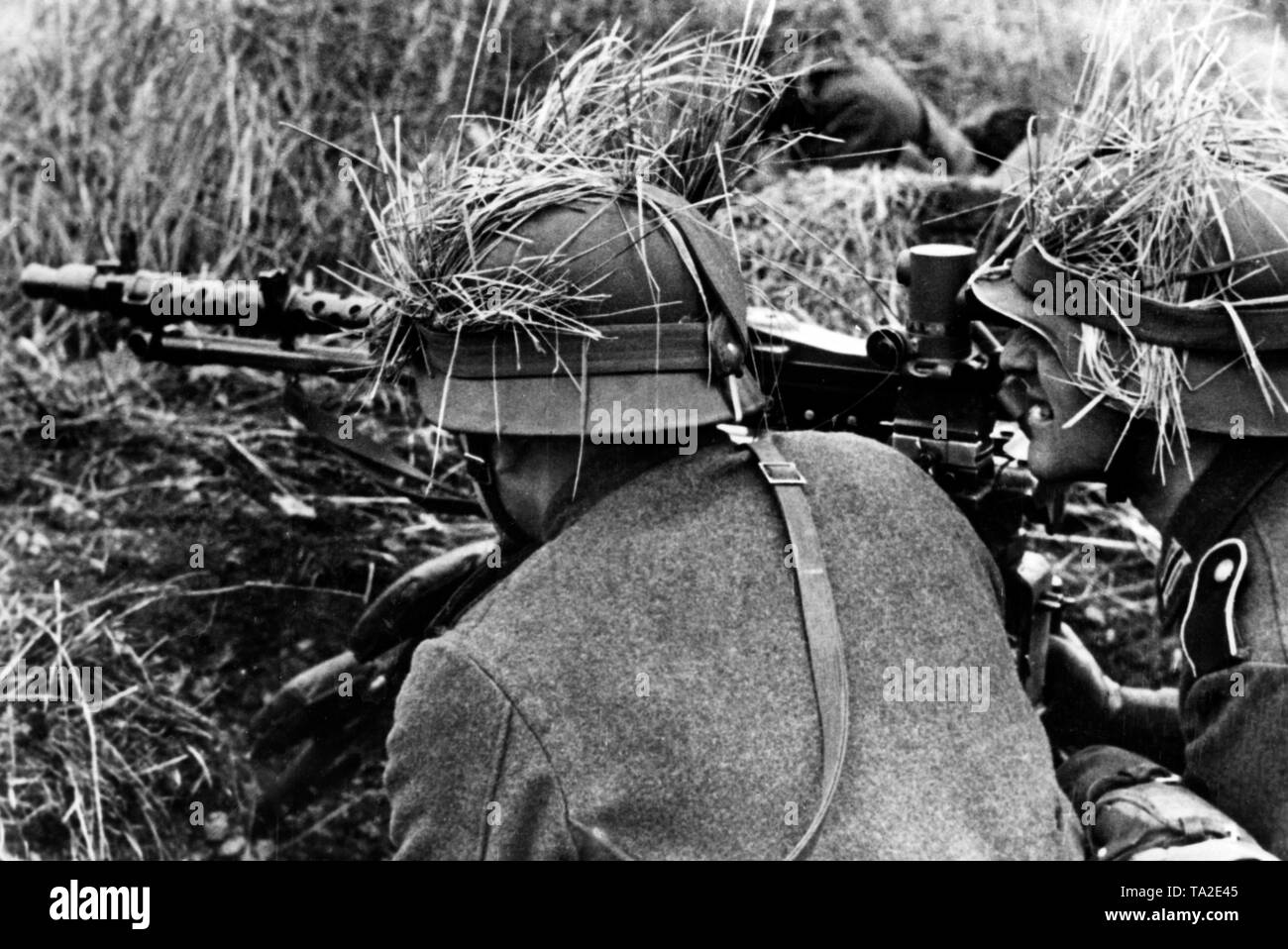 Deutsche Soldaten mit Maschinengewehren im Zweiten Weltkrieg Stockfoto