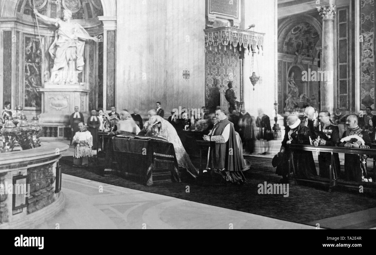 Erster Besuch eines italienischen Königspaares im Vatikan nach dem Abschluss der Lateranverträge, vermutlich im Jahre 1929. Das königliche Paar (vorne Mitte) kniet vor dem Grab des Apostels in der St. Peter's Basilica. Stockfoto