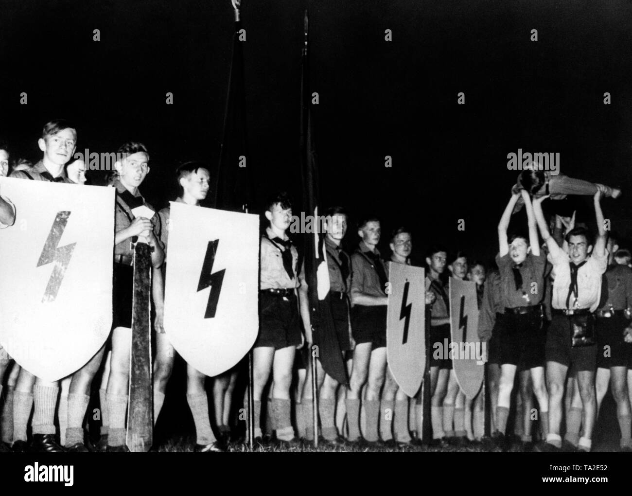 In einem Spiel an der Midsummer Festival des deutschen Jungvolk in Berlin, 1935, die "gesunken" geehrt werden und der Brand durch die Hitlerjugend durchgeführt. Diese Spiele dienten als Vorbereitung für die spätere militärische Leben der Jungen und sollten Sie für die höchste Bereitschaft, sich für das Vaterland zu opfern, zu trainieren. Stockfoto