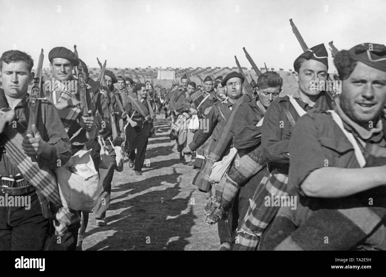 Foto von Freiwilligen der Falangisten während einer Übung im Spanischen Bürgerkrieg von 1937. Die Soldaten tragen die blauen Shirts der faschistischen Partei Spaniens, Falange Espanola. Sie sind mit Karabiner bewaffnet und Feld Pack durchzuführen. Stockfoto