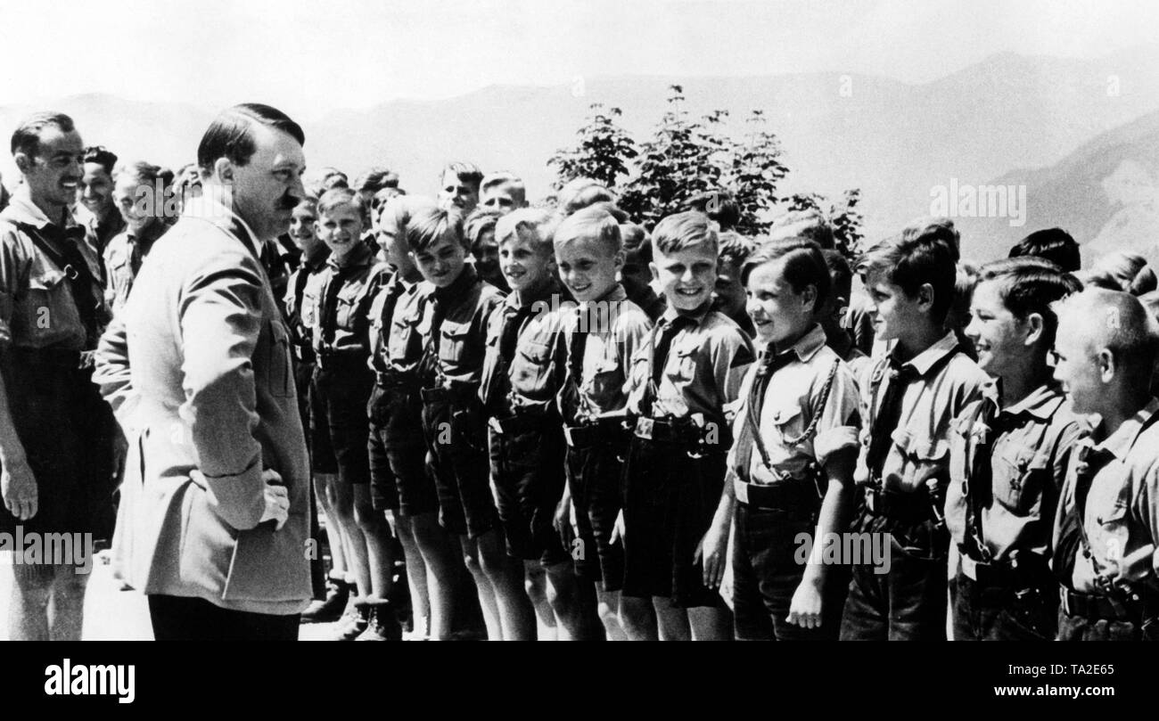 Reichskanzler (Reichskanzler) Adolf Hitler (links) begrüßt eine Gruppe von Mitgliedern des Deutschen Jungvolk und ihre Führer in seinem Ferienhaus in Obersalzberg/Berchtesgaden. Stockfoto