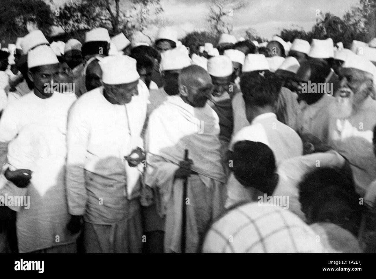 Mahatma Gandhi und auf der rechten Seite Richter Baroda Anweisungen zu erteilen, ihre Anhänger auf die Salzwiesen. Die Salt Marsh war eine Protestkampagne gegen die britische Kolonialmacht. Das Ziel war Salz selbst zu produzieren und unabhängig von der Britischen Monopol geworden. Diese Kampagne war der Beginn der indischen Unabhängigkeitsbewegung. Stockfoto