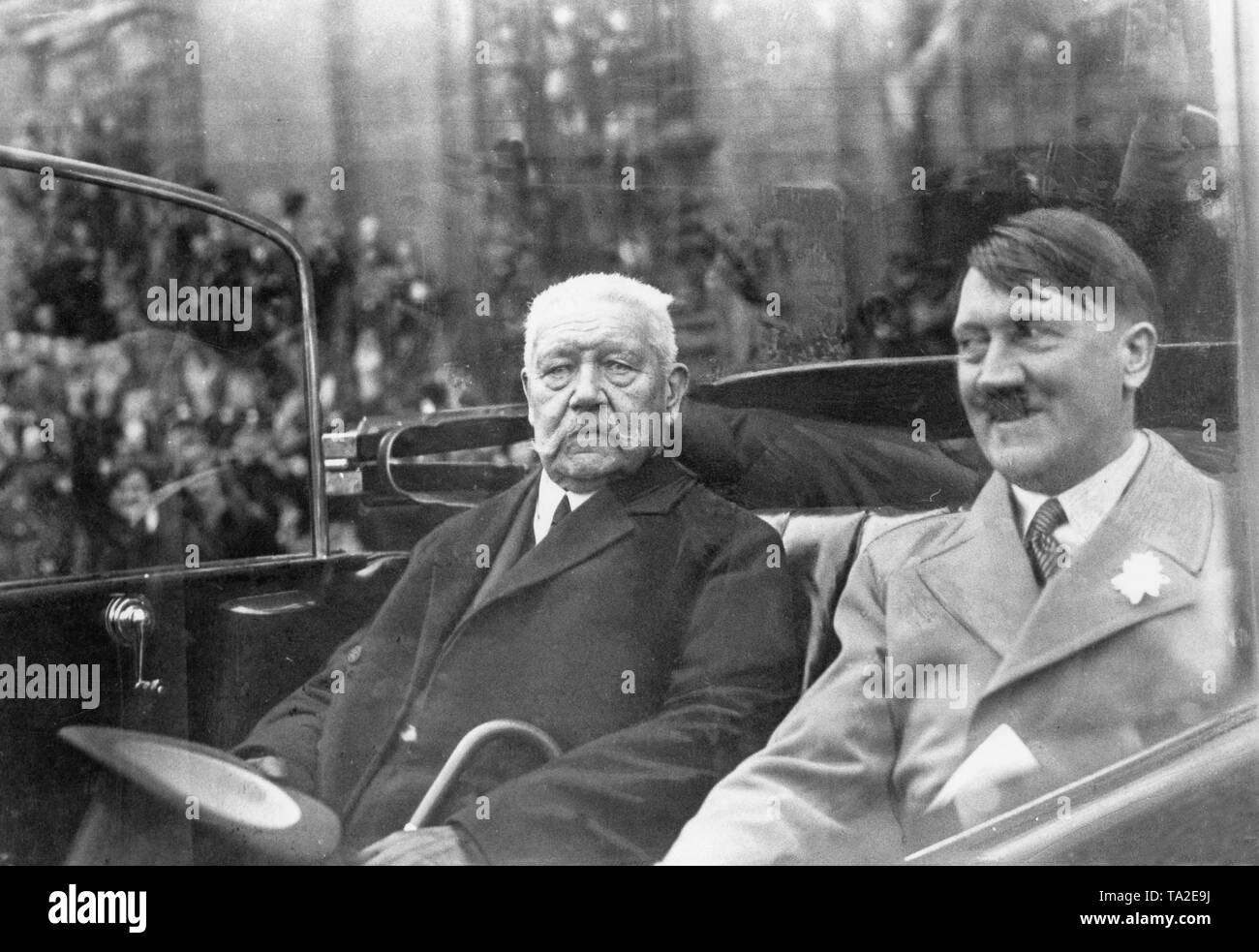Deutsche Präsident Paul von Hindenburg (links) mit dem neuen Bundeskanzler von Adolf Hitler am 1. Mai. 1933. Stockfoto