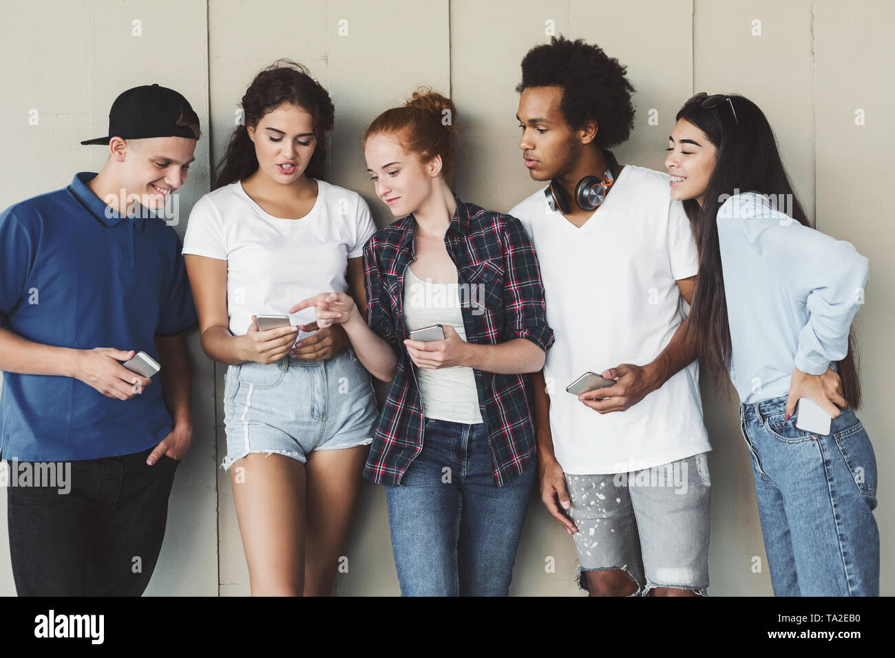 Jugendlich Mädchen zeigen Witz am Telefon zu diversen Freunden Stockfoto